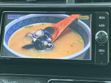 テレビ番組の映像を画面で楽しめる装備です。停車中の休憩時間などに映像を視聴でき、待ち時間を過ごす際にも便利に活用できます。ご利用は安全のため停車中に限ってください。