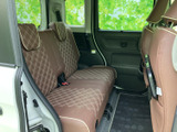 後席はゆとりあるベンチタイプで、左右それぞれにヘッドレストを備えています。大きな窓から外の景色を楽しめ、座面のダイヤ柄も落ち着いた印象です。足元には余裕があり、ご家族や同乗者にも使いやすい空間です。