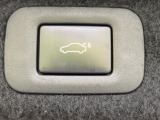 【パワートランク】スマートキーや運転席のボタンを押すだけでリアゲートが自動で開閉します!荷物を持っている時や、高い位置にあるバックドアを閉める際に便利な機能です♪