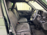 高級感のあるプライムスムースのコンビシートを採用。運転席には高さ調整ができるシートハイトアジャスター機能付です。これなら自分にぴったりの運転姿勢がとれますね。アームレスト付きでロングドライブも楽ですね