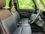 前席はゆったりとした座面とヘッドレストを備え、運転席側からの見通しも確保されています。落ち着いた色調のシートとドア内張りが統一感を生み、日々の乗車にもなじみます。
