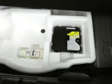 【パンク修理キット】・・・応急用タイヤに代わってパンク修理キットが装備されています。 タイヤ内部に専用修理液と空気を注入する応急処理用。(側面のパンクは非対応)