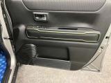 【運転席ドア】収納ポケットがあります。