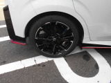 右後ろタイヤです。アルミホイールが付いています。お洒落は足元からですね。