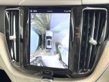 【360&deg;ビューカメラ】4台の高解像度カメラで360度の鳥瞰図を表示。隣の車や壁、死角にある障害物などを画面で確認できるため、狭いスペースでの駐車・出入りも安心です。