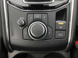 コマンダーコントロール。スイッチを探すことなく自然に手を下した位置に配置。手元を見ることなく、各種操作が行えます。