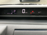 速度やシフト位置などを運転席前方で確認できる配置です。表示がまとまっていて視線を移しやすく、日々の運転中に必要な情報を把握しやすいメーターまわりです。