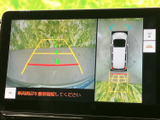 後方の映像と車両周囲の状況を画面で確認でき、駐車時の周辺確認をサポートします。ガイド表示も見やすく、車庫入れや狭い場所での取り回しの際に役立つ装備です。