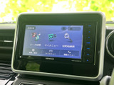 画面には目的地検索やソース切替などのメニューが表示され、案内に沿って選びやすい構成です。周辺のボタンも見やすく、ドライブ中に必要な項目を確認しやすい装備です。