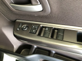 【窓操作部分】運転席のスイッチでは、すべてのウィンドーの開閉操作を行うことができます。