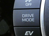 ドライブモード切替スイッチです。このボタンを押すと、車の走行特性を切り替えられます。