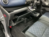 【グローブボックス】車検証や保険証、保険関連書類、整備用グローブなどの必要書類・小物を、助手席から運転席へすぐに取り出せる場所に整理して保管できます。車内の小物整理に役立ちます!