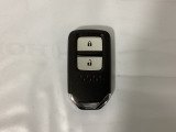 スマートキーを装備しています。鍵を差し込むことなくドアロックの開け閉めと、スタートボタン操作でのエンジンスタートができます。