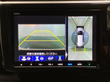 マルチビューカメラシステム搭載車です。お車の周囲を全方位でカバーします。後方・前方・両脇と、コンディションが悪い視界でもカラーモニターに映し出した映像がドライバーをサポートします。