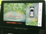 後方映像に加えて車両周辺の様子も画面で確認でき、駐車時の周囲確認をサポートします。映像とガイド表示を見ながら、落ち着いて車庫入れを行えます。