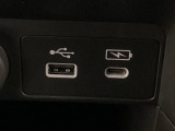 横にはナビゲーション用の外部入力やスマートフォンなどの充電可能なUSB端子が1個ずつついています。