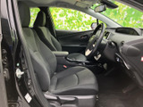 前席はゆったりとした形状で、運転席から前方や周囲を見渡しやすいレイアウト。シートや足元もすっきりまとまり、毎日の移動を落ち着いて過ごせます。