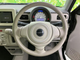 運転席から自然に手を伸ばせる位置にあり、握りやすい円形のステアリングです。メーターや前方の視界を妨げにくい配置で、日々の運転時に手元を落ち着かせやすい装備です。