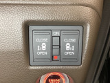 リアドアは乗り降りに便利な両側電動スライドドアです。また運転席に座っていながらスイッチ操作で自在にスライドドアを開け閉めできます。