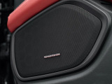 メーカーオプションのプレミアムサウンドは室内を包み込むコンサート会場のような音を奏でます。