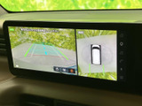 周囲の状況と車両位置を画面上で確認でき、駐車時の目安として活用できます。ガイド線も表示されるため、後方や車体まわりを把握したい場面で役立ちます。