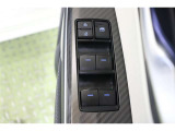 全ての窓が運転席から操作できます。今やほぼ当たり前ですが、無いと不便なアイテムですよね。ウインドウロックも備えています。