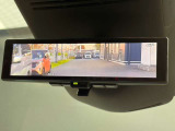 インテリジェントルームミラー搭載で、車の後方に設置されたカメラ映像を映し出してシートバックやヘッドレスト、同乗者に視界が遮られることがなく視認性が非常に良いです