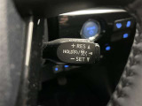 クルーズコントロール機能が付いています。 速度を設定するとアクセルを踏まなくても一定の速度で走ることができます。  高速道路ではとても便利な装置なんです。