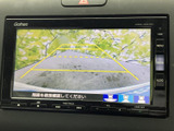 後方の映像とガイド線を画面で確認でき、駐車時の車両周辺の把握に役立ちます。目視で周囲を確認しながら、車庫入れや駐車位置の調整にご活用ください。