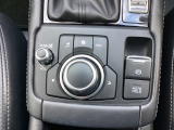 手元を見なくてもノールックで直感的に操作が出来るコマンダーコントロールはドライバーの気持ちに寄り添える様にと、マツダの考え方を具現化したひとつの例です。