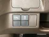 VSA装備車です。VSAはドライバーの操作と車の動きを見守っています。もし車の挙動が乱れたとき、4輪別々にブレーキをかけたり、エンジンパワーをしぼることによって車を安定させます。
