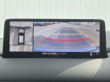 車両の前後左右にある4つのカメラを合成することで、まるでご自身のクルマを空から見ているような俯瞰での映像を映し出してくれます。バック時ももちろんのこと、前進時に視界の悪い交差点でも役に立ちますね。
