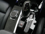【シフトノブ】BMWの高性能オートマチックは、ATセレクトレバーを左側に倒すことで、通常の「D」から「S」(スポーツ)または「M」(マニュアル)へと切り替えが可能です。