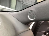 BOSEサウンドシステムを装備しております。10個のスピーカーを車内各所へ配置しており、お好みの音楽をクリアな音質でお楽しみいただける仕様となっております。