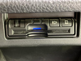 カード類を差し込む機器が手の届きやすい位置に収まり、車内で必要なときに扱いやすい装備です。ボタンや差込口の位置がまとまっているため、利用時に確認しやすいレイアウトです。