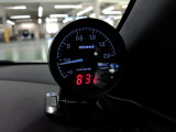OBD2コネクターに差し込むだけで簡単に装着できるデジタルアナログ複合メーターです。指針によるアナログのブースト圧表示と、下部のデジタル表示で水温・吸気温・スピード・電圧などを切り替えて表示できます。
