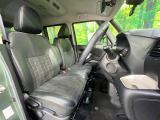 運転席まわりには十分なスペースがあり、大柄な方でもゆったり運転していただける環境です。