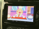 停車時には画面でテレビや映像を視聴でき、待ち時間の過ごし方にも幅が広がります。お出かけ先で車を停めて休憩する際にも活用できる便利な装備です。