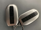 ドアの開閉時、両手が荷物で塞がっている時はキーレスでのカギの解除が大変ですよね。スマートキーはポケットやバッグに入れておけば、ノブに触れただけでロックの解除が可能です。とても便利な機能です。