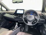 運転席まわりです。 各操作スイッチは使いやすい位置に配置されてます。