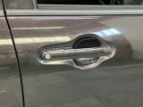 品質へのこだわり!フロアマットやシートなど車内をキレイに清掃し、ニオイや汚れなどを徹底的にクリーニングしてもらっております。室内はピカピカです☆