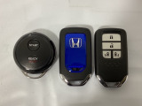 スマートキー付きですからドアロックの開閉およびエンジンスタートが楽々です。電動スライドドアの開け閉めもボタンで操作できます。加えて、純正リモコンエンジンスターター用の操作キーもついています。