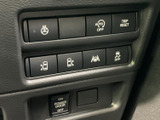 運転席まわりに各種スイッチがまとまり、機能を確認しながら操作しやすい配置です。走行時に使う装備の操作部が手元近くに集約され、日々の運転をサポートします。