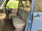 明るい色のヘッドレストとグレーのシートが調和し、運転席まわりに落ち着きをもたらします。前方や左右の窓から外を確認しやすく、乗り込む方にも開放感のある空間です。