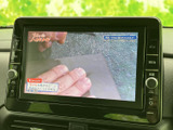 停車中には画面でテレビ番組を視聴でき、車内で待ち時間を過ごす際にも活用できます。映像と字幕を大きく表示する画面を備え、操作ボタンも左右に配置されています。