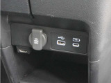 ◆USB接続端子◆スマホやiPodなどを接続して、いつもの音楽を車内でもお楽しみいただけます♪