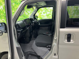 ドアを開けると、運転席と助手席、足元まで見渡せるすっきりした室内です。着座時の前方視界にも配慮された配置で、乗り降りの際も開口部を活用できます。