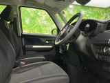 前席は背もたれと座面にゆとりを感じさせる形状で、運転席・助手席ともに落ち着いて座れます。窓から外の様子を確認しやすく、乗り降りの際にも空間の広さが感じられます。