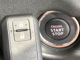 【キーレススタートシステム】カバンやポケットに入れたままでもドアの施錠・解錠が可能なスマートキーを装備。エンジンのオン・オフ時もカギを取り出す必要が無いからとっても便利です♪