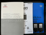 スマートキーは鍵をバッグに入れたままでもドアロックの開閉やエンジンのON・OFFができます。夜間や雨の日も鍵を探さなくて良いので便利です。